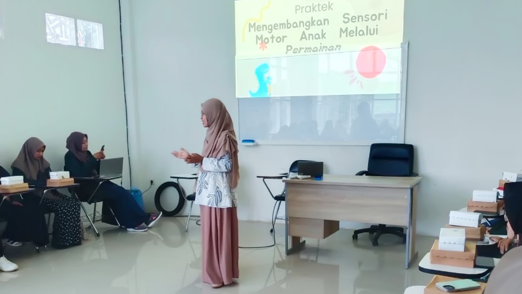 Visiting Lecture: Praktek Membuat Permainan untuk Mengembangkan Sensori Motor Anak